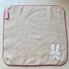 ウサギ刺繍のクリーム色ハンカチ