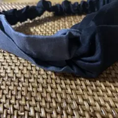 ハンドメイドのリバーシブルツイストヘアバンド 黒とグレー