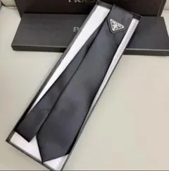 PRADA 三角 ギャバジン プレート ロゴ ネクタイ ほぼ新品 正規 希少 PRADA(プラダ) 三角ロゴプレート ギャバジンネクタイUCR77 S202