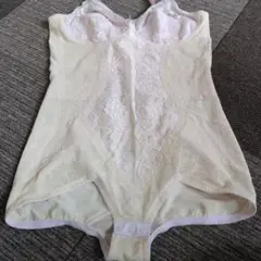 ベージュ レース ボディスーツ