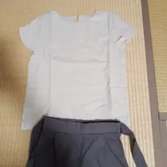 grcloset　生成色トップスとチャコールグレーパンツセットアップ