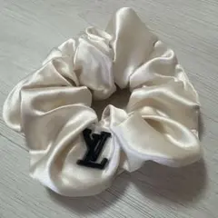 LVアイボリー サテン ロゴ シュシュ