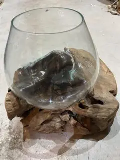 流木とガラスボウルのインテリア装飾