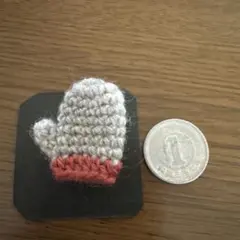ハンドメイドのミニ手袋ブローチ