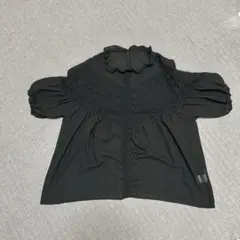 黒のフリル付きブラウス