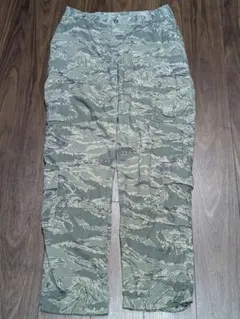 米軍放出品 迷彩カーゴパンツ 複数ポケット付き　ミリタリー