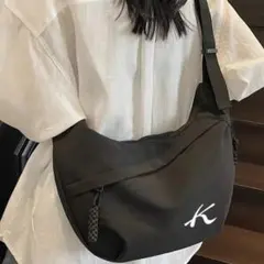 【新品】ショルダーバッグ サコッシュ ボディバッグ K ロゴ　ブラック　キタムラ