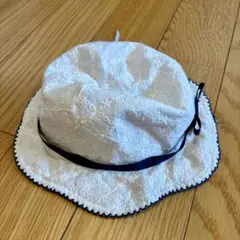 ampersand ホワイト　刺繍　ベビー帽子 44〜46