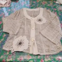ベージュ カーディガン 五分袖 花刺繍　クラー避けにも良いでしょう