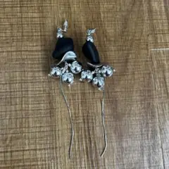 ブラックシルバーのビーズピアス