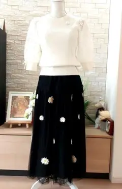 ❣️未使用極美品❣️レース使いデイジー刺繍 黒フレアスカート