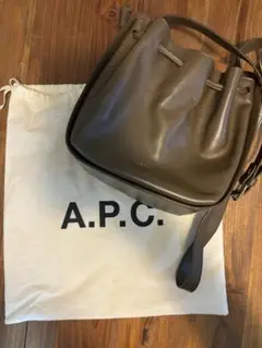 a.p.c COURTNEYショルダーバッグ　巾着バッグ レザーショルダーバッグ