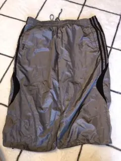 アディダス　グレー トレーニングパンツ サイド黒アクセント