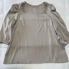 ベージュのブラウス