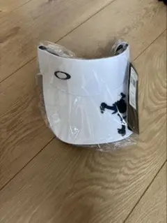 Oakley ホワイト スカルプリント バイザー