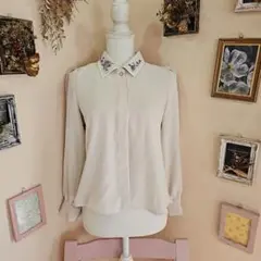 another angelusアンアナザーアンジェラス刺繍入りベージュブラウス