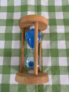 青い砂の木製砂時計