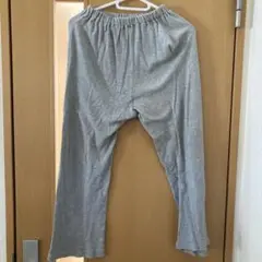 グレーのゴムウエストパンツ