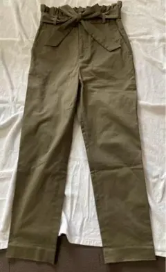 シップス　オリーブ色ウエストリボン付きパンツ