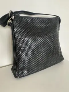 本革編み込みショルダーバッグ　黒