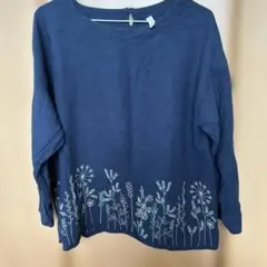 刺繍入りネイビー長袖トップス