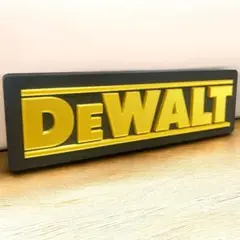 デウォルト | DEWALT のロゴデザインの立体的なランプシェード。