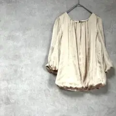 セデュイール　ブラウス　七分袖　サテン風　ネックギャザー　パフスリーブ　茶色系