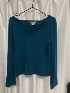 ISSEY MIYAKE Vネックトップス