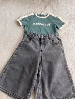 グリーンTシャツとグレーのワイドパンツセット