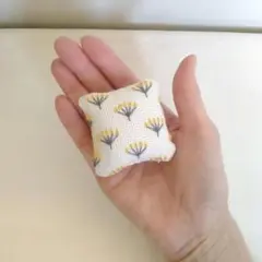 ピンクッション　黄色い小花