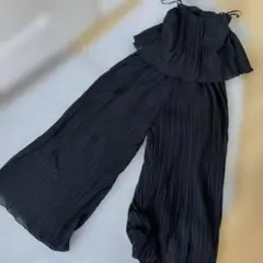 黒いプリーツオールインワン