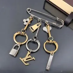 ルイヴィトン バドロックチャーム付き ピンブローチ 安全ピン