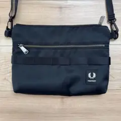 【美品】フレッドペリー　FRED PERRY ショルダーバッグ　黒　サコッシュ