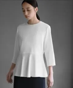 【新品タグ付き】Flolia ペプラムクルーネックブラウス