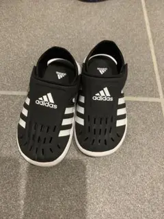 adidas キッズ サンダル ブラック/ホワイト