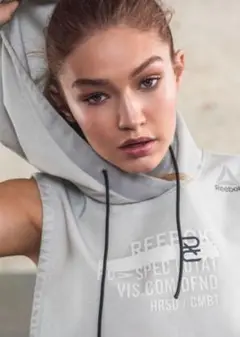 【お買い得・廃盤モデル】Reebok×ジジ・ハディッド クロッブドパーカー Ｍ