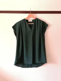 ダークグリーン ノースリーブ Vネックシャツ