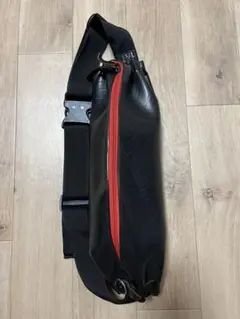 ●SEAL ボディバッグ 黒 赤ジッパー●