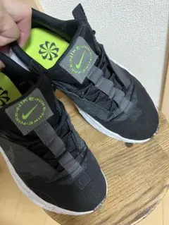 Nike ブラック/グリーン スニーカー