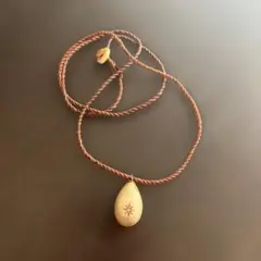 レザー ドロップ型ペンダント ネックレス