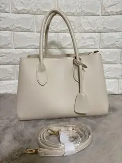 最終値下げ✨️美品✨チャーム付き 2wayバッグ 取り外しストラップ付き ベージュ