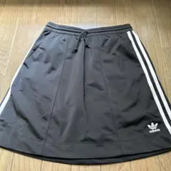 adidas ブラック ストライプ スカート