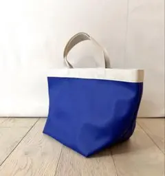 フェイクレザートートバッグ　ハンドメイド　ロイヤルブルー×オフホワイト