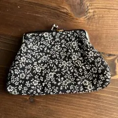 【新品未使用‼️】黒地に白い小花柄 がま口財布　がま口ポーチ　小物入れ　大人女子