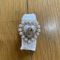 パール調装飾とエンジェル柄が素敵なハート型リング