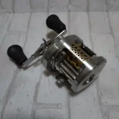シマノ 05 カルカッタコンクエスト　250DC 右巻き シマノ カルカッタ コンクエスト 200XG (リール) 価格比較