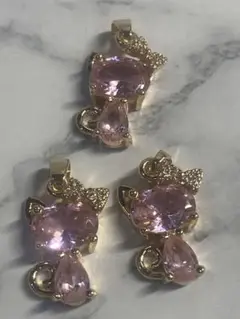 リボンの猫型クリスタル金属パーツ 3個セット　ピンク　ペンダントトップ