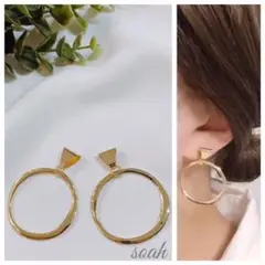219＊ゴールド変形フープの揺れるピアス