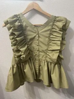Thevon.（ゼヴォン）フリルショルダーペプラムブラウス