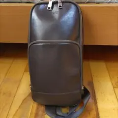 ダークブラウン ボディバッグ　ショルダーバッグ　タケオキクチ